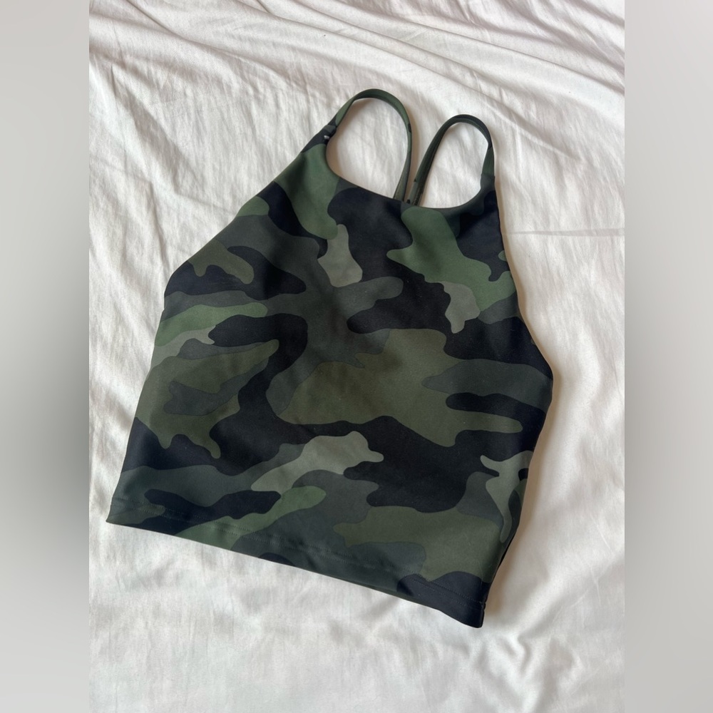 Old Navy women’s activewear top, camo pattern with removable pads, XS